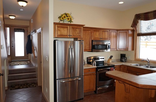 East Kootenay House | Ultimate Slope-Side Stay Ski-In/Out Stunning Mountain Views Hot Tub