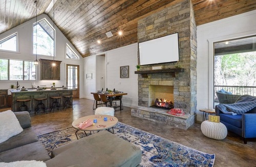 Hochatown Cabin | Un-Reel - Walking Distance to Pond, Perfect for 1-2 Couples or a Small Family
