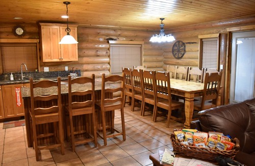 Harbor Village Cabin | Unbeatable view; hot tub; theater; 9’ spiral slide; arcade games; coupons&treats