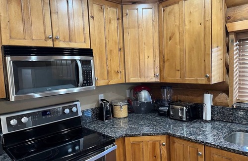 Harbor Village Cabin | Unbeatable view; hot tub; theater; 9’ spiral slide; arcade games; coupons&treats