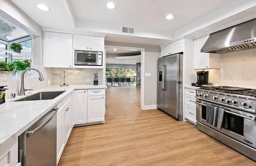 Los Angeles Villa | Unique 5BR - Hot Tub and Home theater in Best loc!