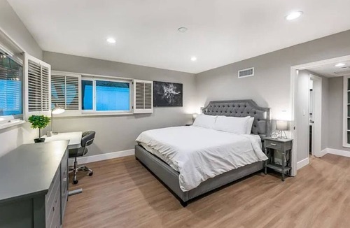 Los Angeles Villa | Unique 5BR - Hot Tub and Home theater in Best loc!