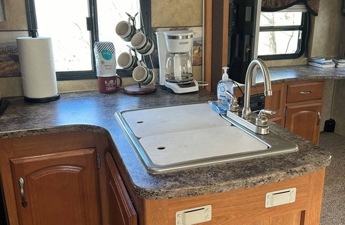 Gardiner House | Unique Yellowstone Camping Glamping Getaway. RV on Solo Sight w/Full Hookups