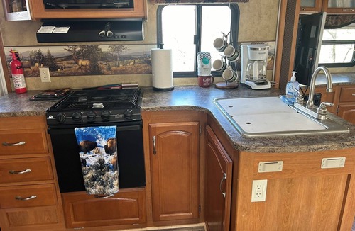 Gardiner House | Unique Yellowstone Camping Glamping Getaway. RV on Solo Sight w/Full Hookups