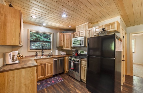 Glacier House | Unplug at this Mt. Baker Cabin in the Hot Tub, enjoy massage chair & rain shower