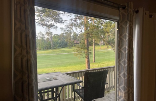 Brookeland Condo | Unwind at a spacious golf getaway overlooking the 3rd hole of Rayburn Country!