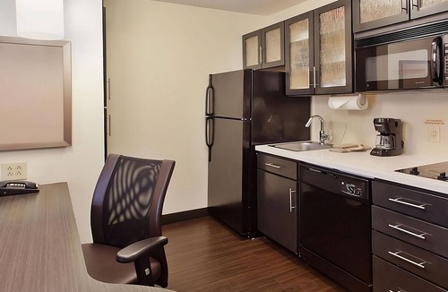 Southfield Hotel | Unwind in a Pet-friendly Southfield Suite w/Private Kitchen and Free Parking!