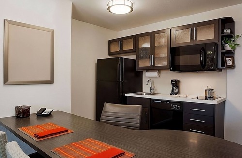 Southfield Hotel | Unwind in a Pet-friendly Southfield Suite w/Private Kitchen and Free Parking!