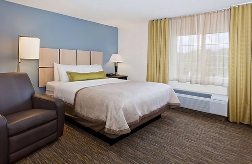 Southfield Hotel | Unwind in a Pet-friendly Southfield Suite w/Private Kitchen and Free Parking!