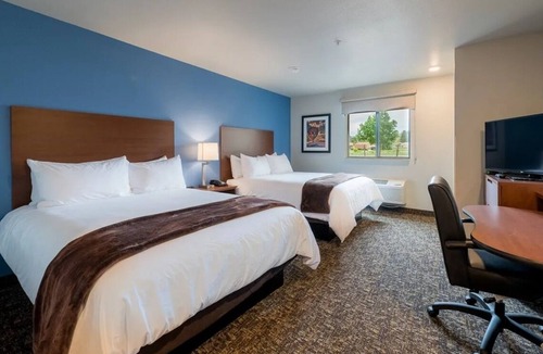 Bozeman Hotel | Unwind in Luxury: Elegant Room for Relaxation | Full Kitchen | Free Parking