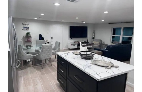 Laguna Park House | Updated 1 bd 1ba, large yard, just steps to Lake Whitney