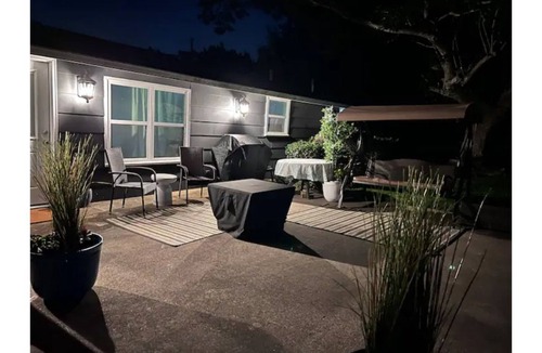 Laguna Park House | Updated 1 bd 1ba, large yard, just steps to Lake Whitney