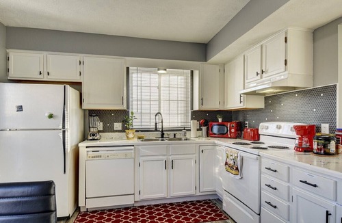 Pottawattamie County Apartment | Updated 1 Bedroom Apartment A Stone's Throw From Downtown Omaha