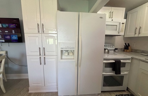 Bonita Shores Cottage | Updated 2024 King Bed Kit W/D Dock On Imperial River 1.3 Mi to Beach Sleeps 4