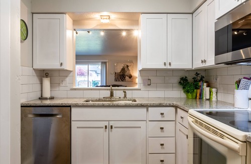 Eagle House | Updated Townhome, walk to shops, patio w/grill, Relocation Specialists