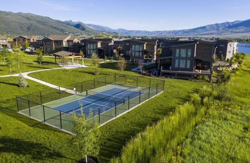 Huntsville Condo | Upper Level. Amazing Mountain Views. Exposed Wooden Beams. EW103