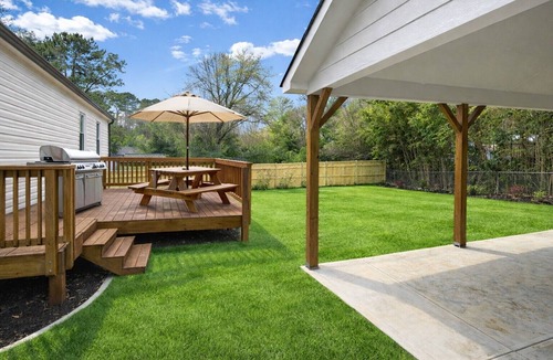 Bolton House | Upper Westside Retreat House 2 bedroom Backyard Covered Parking