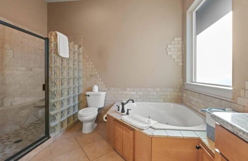 Latah Valley House | Upscale Huge Home 2 Decks w Views 2 Living Rooms
