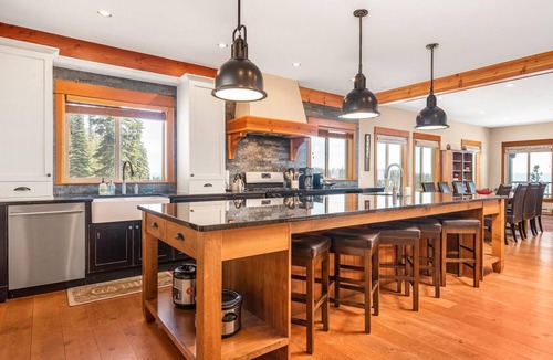 Silver Star Mountain House | Upscale Ski In/Out Duplex on The Ridge with Garage, Private Hot Tub, laundry