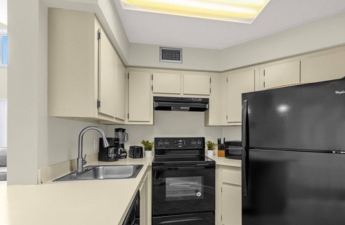 Ventura Apartment | Upstay Condo Near MCO Airport w Golf Pool