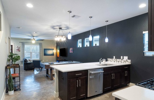 Govalle Cottage | Upstay Entertainment Hub w Games & Outdoor Firepit