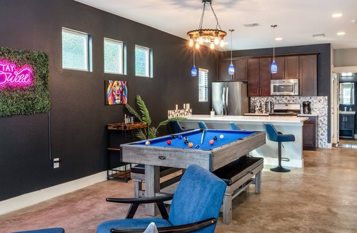 Govalle Cottage | Upstay Entertainment Hub w Games & Outdoor Firepit