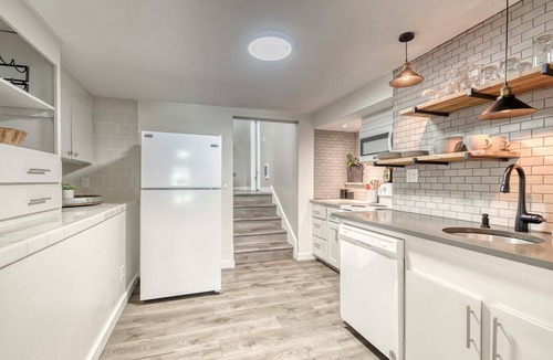 Depot Bench Apartment | Uptown 2 bedroom flat near Train Depot