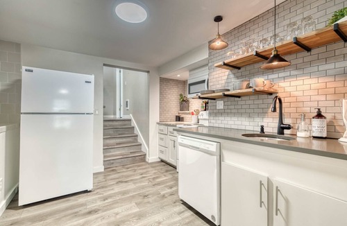 Depot Bench Apartment | Uptown 2 bedroom flat near Train Depot