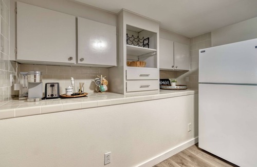 Depot Bench Apartment | Uptown 2 bedroom flat near Train Depot