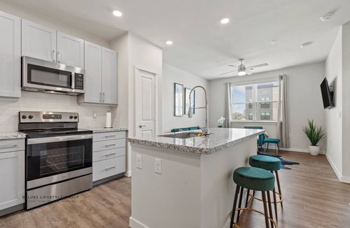 Spring Branch East Apartment | Uptown Houston Modern Queen Suite