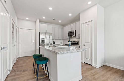 Spring Branch East Apartment | Uptown Houston Modern Queen Suite