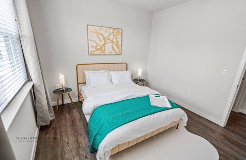 Spring Branch East Apartment | Uptown Houston Modern Queen Suite