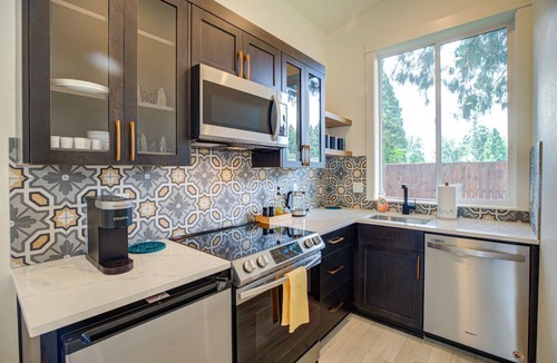 Hillsboro House | Urban-chic Studio Guesthouse in a quiet neighborhood - near Intel and Nike