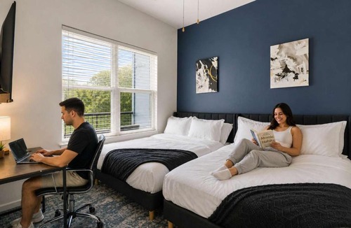 Cherry Apartment | Urban Comfort 1BD Sleeps 6 DT 5 Min Gym & Parking