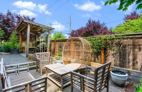 Concordia House | Urban NE PDX 3bd home plus bonus room, fenced yard and garage
