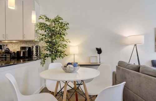Travis Heights Apartment | Urban Paradise ~ Pool, Gym, Rooftop, Free Parking