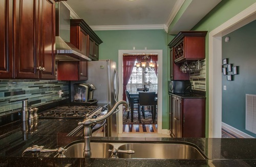 Buena Vista House | Vacation Home-5 Mins Downtown! 2 Bdrm 2.5 bath Hot Tub! Fireplace! Up to 4 Adult