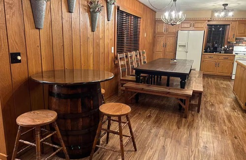 Medina House | Vacation Home with Hot Tub