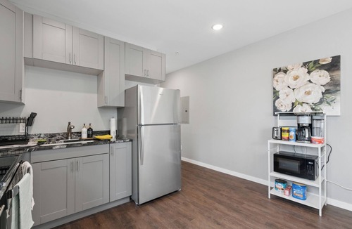 Minneapolis Apartment | Valclyde Haven/sleeps 4- Pet friendly - Steps to Child Hosp