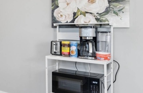 Minneapolis Apartment | Valclyde Haven/sleeps 4- Pet friendly - Steps to Child Hosp