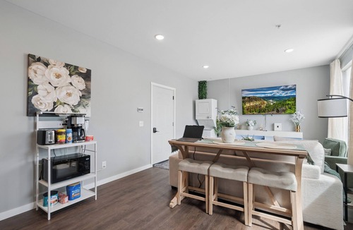Minneapolis Apartment | Valclyde Haven/sleeps 4- Pet friendly - Steps to Child Hosp