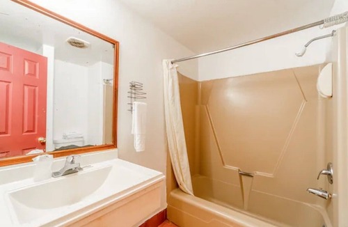 Brownsville Hotel | Value Stay close to Downtown Brownsville Attractions - 4 Relaxing Rooms