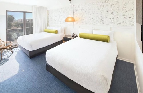 Venice Hotel | Venice Beach 2BR Apartment | City Skyline Views | Balcony | Rooftop Bar