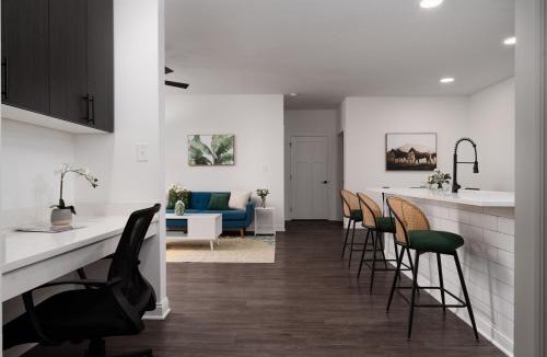 Whitestown Apartment | Verdant Retreat 2BR 2BA Spacious 2 KingBeds GymWFH