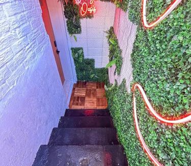 Washington House | VIBES! Free Parking, Piano, King Bed