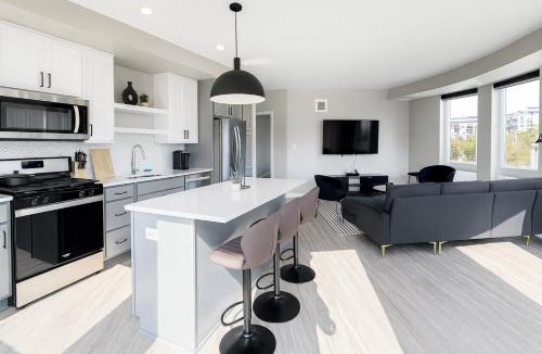 Uptown Apartment | Vibrant 2BR with King Bed near US Bank - Heated Pool