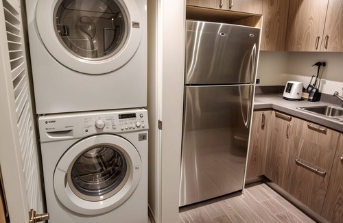 Pico-Union Apartment | Vibrant 3BR Apart-Hotel Spacious Comfort in Central Los Angeles