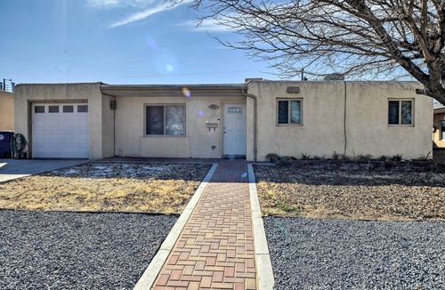 Montgomery Park Cottage | Vibrant ABQ Adobe Den: Mtn Views, Walk to Park!
