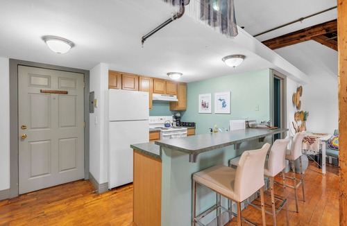 Detroit Apartment | Vibrant, Colorful & Cozy Industrial Loft w/easy parking