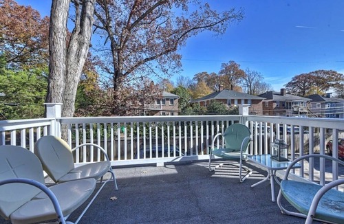 Dilworth Condo | Vibrant Dilworth 2BR King Condo | Porch | Walkable